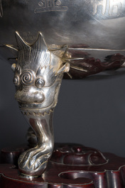 Grand br&ucirc;le-parfum tripod en argent, marque Shanghai Xinfengxiang 上海新鳳祥, Chine, dat&eacute; 1925