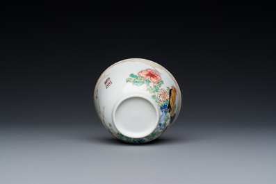 Een zeldzame Chinese famille rose 'hanen' kop en schotel met Baiyun Shanren 白雲山人 zegelmerk, Yongzheng