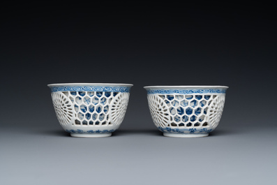 Paire de tasses et soucoupes ajour&eacute;es et &agrave; double parois en porcelaine de Chine en bleu et blanc, Kangxi