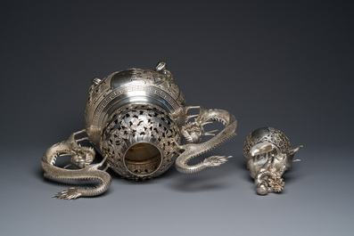 Grand br&ucirc;le-parfum tripod en argent, marque Shanghai Xinfengxiang 上海新鳳祥, Chine, dat&eacute; 1925