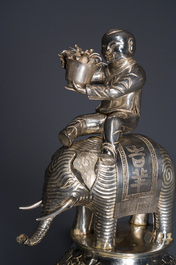Grand br&ucirc;le-parfum tripod en argent, marque Shanghai Xinfengxiang 上海新鳳祥, Chine, dat&eacute; 1925