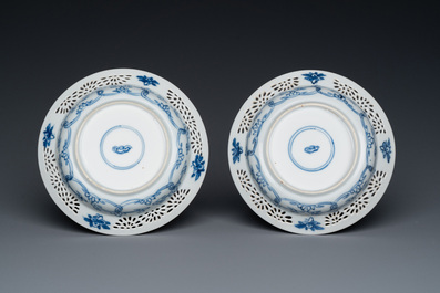 Paire de tasses et soucoupes ajour&eacute;es et &agrave; double parois en porcelaine de Chine en bleu et blanc, Kangxi