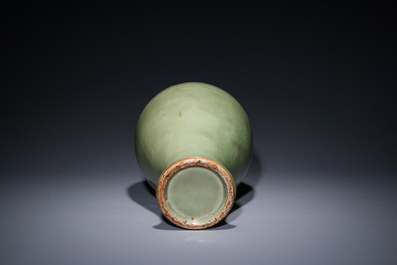 Vase de type 'meiping' en porcelaine de Chine c&eacute;ladon de Longquan, Ming