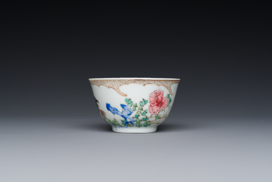 Een zeldzame Chinese famille rose 'hanen' kop en schotel met Baiyun Shanren 白雲山人 zegelmerk, Yongzheng