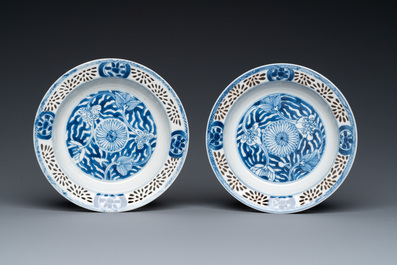Paire de tasses et soucoupes ajour&eacute;es et &agrave; double parois en porcelaine de Chine en bleu et blanc, Kangxi