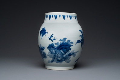 Een Chinese blauw-witte vaas met kylins, Transitie periode
