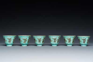 Twaalf Chinese Dayazhai wijnkoppen met grisaille decor op turquoise fondkleur, Yong Qing Chang Chun 永慶長春 merk, Guangxu