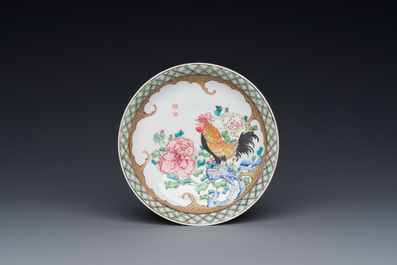 Een zeldzame Chinese famille rose 'hanen' kop en schotel met Baiyun Shanren 白雲山人 zegelmerk, Yongzheng