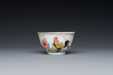 Een zeldzame Chinese famille rose 'hanen' kop en schotel met Baiyun Shanren 白雲山人 zegelmerk, Yongzheng