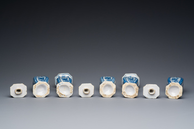 Petite garniture de cinq vases en fa&iuml;ence de Delft en bleu et blanc, 18&egrave;me