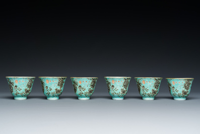 Twaalf Chinese Dayazhai wijnkoppen met grisaille decor op turquoise fondkleur, Yong Qing Chang Chun 永慶長春 merk, Guangxu