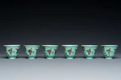 Twaalf Chinese Dayazhai wijnkoppen met grisaille decor op turquoise fondkleur, Yong Qing Chang Chun 永慶長春 merk, Guangxu
