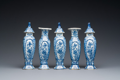 Petite garniture de cinq vases en fa&iuml;ence de Delft en bleu et blanc, 18&egrave;me