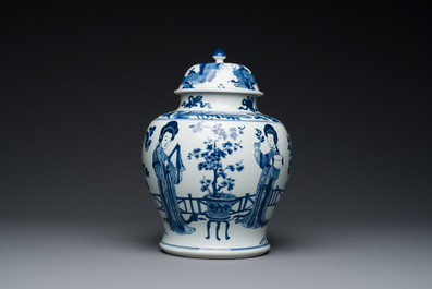 Vase couvert en porcelaine de Chine en bleu et blanc &agrave; d&eacute;cor de dames dans un jardin, marque de Chenghua, Kangxi
