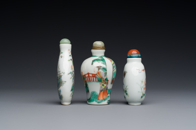 Drie Chinese famille rose en verte snuifflessen, 19e eeuw