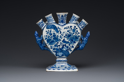Tulipi&egrave;re en fa&iuml;ence de Delft en bleu et blanc &agrave; d&eacute;cor de paons dans un jardin, 17/18&egrave;me