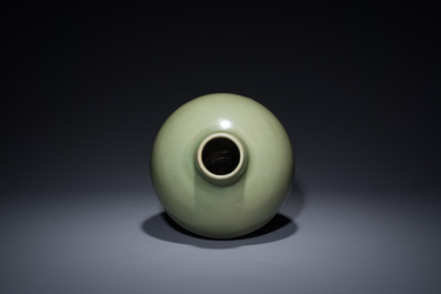 Vase de type 'meiping' en porcelaine de Chine c&eacute;ladon de Longquan, Ming