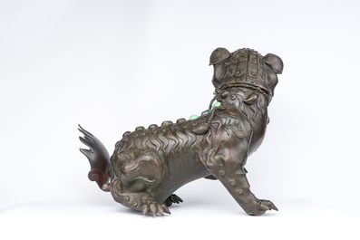 Rare br&ucirc;le-parfum en forme de lion en bronze incrust&eacute;, Chine, Ming
