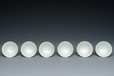 Twaalf Chinese Dayazhai wijnkoppen met grisaille decor op turquoise fondkleur, Yong Qing Chang Chun 永慶長春 merk, Guangxu