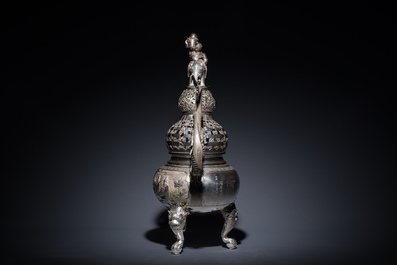 Grand br&ucirc;le-parfum tripod en argent, marque Shanghai Xinfengxiang 上海新鳳祥, Chine, dat&eacute; 1925