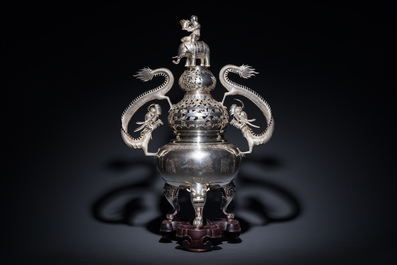 Grand br&ucirc;le-parfum tripod en argent, marque Shanghai Xinfengxiang 上海新鳳祥, Chine, dat&eacute; 1925