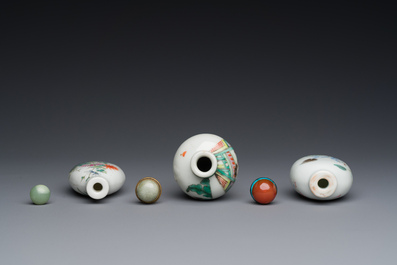 Drie Chinese famille rose en verte snuifflessen, 19e eeuw