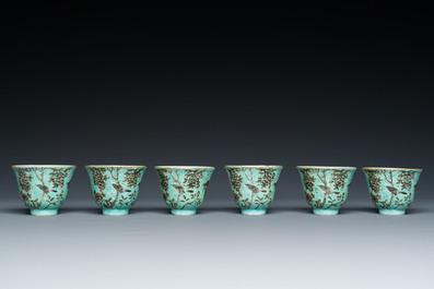 Twaalf Chinese Dayazhai wijnkoppen met grisaille decor op turquoise fondkleur, Yong Qing Chang Chun 永慶長春 merk, Guangxu