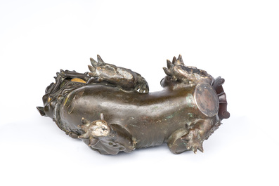 Rare br&ucirc;le-parfum en forme de lion en bronze incrust&eacute;, Chine, Ming