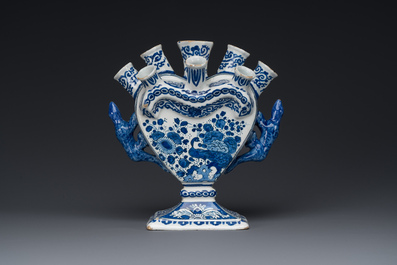 Tulipi&egrave;re en fa&iuml;ence de Delft en bleu et blanc &agrave; d&eacute;cor de paons dans un jardin, 17/18&egrave;me