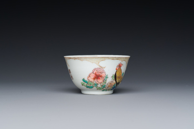 Een zeldzame Chinese famille rose 'hanen' kop en schotel met Baiyun Shanren 白雲山人 zegelmerk, Yongzheng