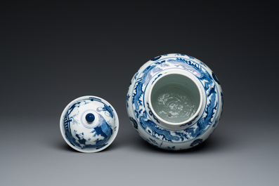Vase couvert en porcelaine de Chine en bleu et blanc &agrave; d&eacute;cor de dames dans un jardin, marque de Chenghua, Kangxi