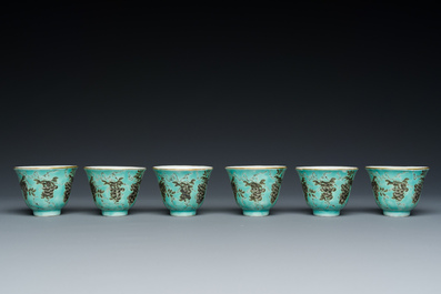 Twaalf Chinese Dayazhai wijnkoppen met grisaille decor op turquoise fondkleur, Yong Qing Chang Chun 永慶長春 merk, Guangxu
