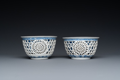 Paire de tasses et soucoupes ajour&eacute;es et &agrave; double parois en porcelaine de Chine en bleu et blanc, Kangxi