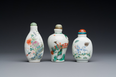 Drie Chinese famille rose en verte snuifflessen, 19e eeuw