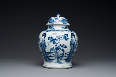 Vase couvert en porcelaine de Chine en bleu et blanc &agrave; d&eacute;cor de dames dans un jardin, marque de Chenghua, Kangxi
