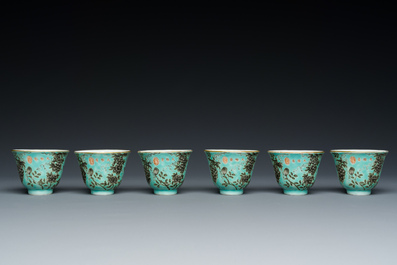 Twaalf Chinese Dayazhai wijnkoppen met grisaille decor op turquoise fondkleur, Yong Qing Chang Chun 永慶長春 merk, Guangxu