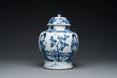 Vase couvert en porcelaine de Chine en bleu et blanc &agrave; d&eacute;cor de dames dans un jardin, marque de Chenghua, Kangxi