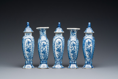 Petite garniture de cinq vases en fa&iuml;ence de Delft en bleu et blanc, 18&egrave;me