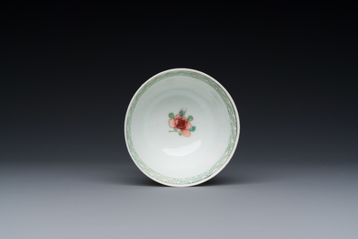 Een zeldzame Chinese famille rose 'hanen' kop en schotel met Baiyun Shanren 白雲山人 zegelmerk, Yongzheng