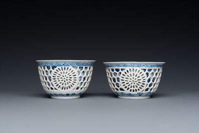 Paire de tasses et soucoupes ajour&eacute;es et &agrave; double parois en porcelaine de Chine en bleu et blanc, Kangxi