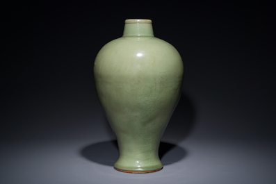 Vase de type 'meiping' en porcelaine de Chine c&eacute;ladon de Longquan, Ming