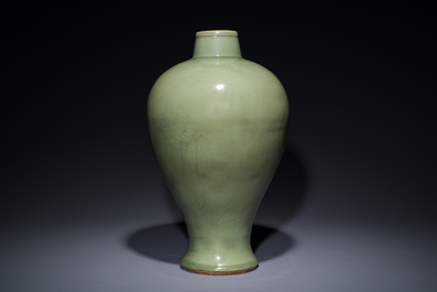 Vase de type 'meiping' en porcelaine de Chine c&eacute;ladon de Longquan, Ming