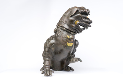 Rare br&ucirc;le-parfum en forme de lion en bronze incrust&eacute;, Chine, Ming