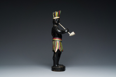 Sculpture d'un indien fumant la pipe en bois polychrom&eacute;  d'un magasin &agrave; tabac, Angleterre, 18&egrave;me