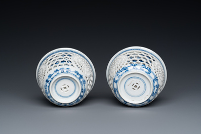 Paire de tasses et soucoupes ajour&eacute;es et &agrave; double parois en porcelaine de Chine en bleu et blanc, Kangxi