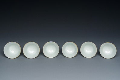 Twaalf Chinese Dayazhai wijnkoppen met grisaille decor op turquoise fondkleur, Yong Qing Chang Chun 永慶長春 merk, Guangxu