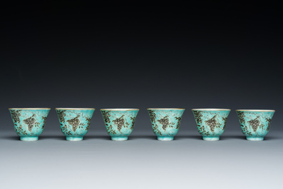 Twaalf Chinese Dayazhai wijnkoppen met grisaille decor op turquoise fondkleur, Yong Qing Chang Chun 永慶長春 merk, Guangxu