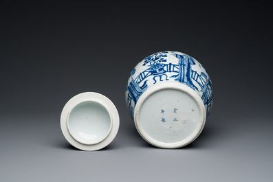 Vase couvert en porcelaine de Chine en bleu et blanc &agrave; d&eacute;cor de dames dans un jardin, marque de Chenghua, Kangxi