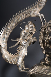 Grand br&ucirc;le-parfum tripod en argent, marque Shanghai Xinfengxiang 上海新鳳祥, Chine, dat&eacute; 1925