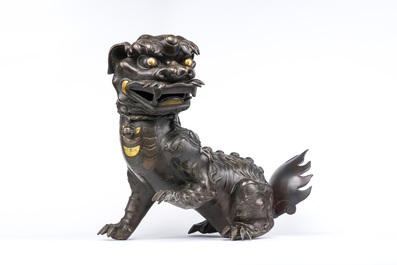 Rare br&ucirc;le-parfum en forme de lion en bronze incrust&eacute;, Chine, Ming
